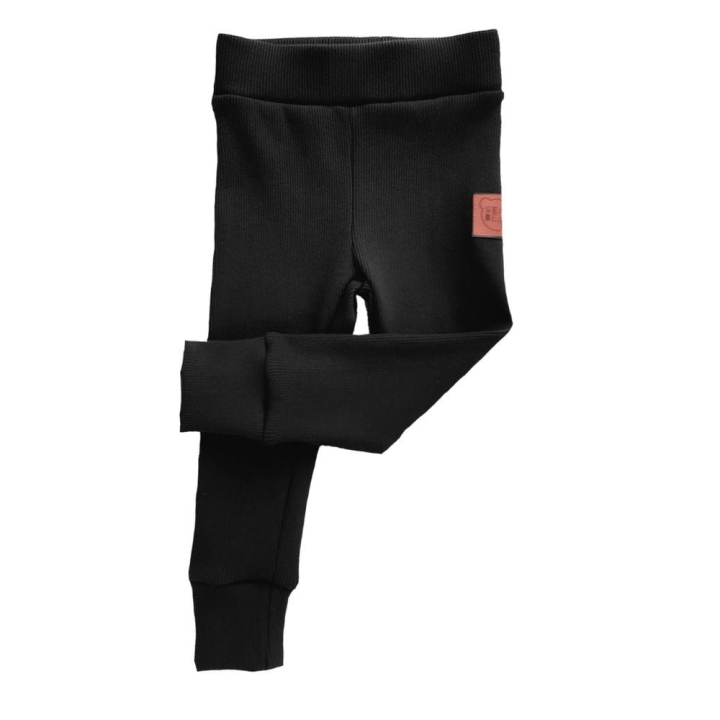 Czarne dziecięce spodnie z dzianiny prążkowanej.jpg